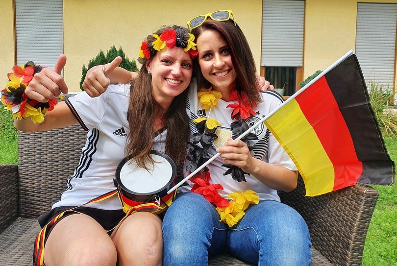 Madeleine Greber (re.) mit Freundin Carina Schleich. Foto: Schmitt