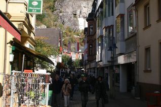 Das altehrwürdige Modehaus Treibs (hinten rechts) wird dem Erdboden gleich gemacht.