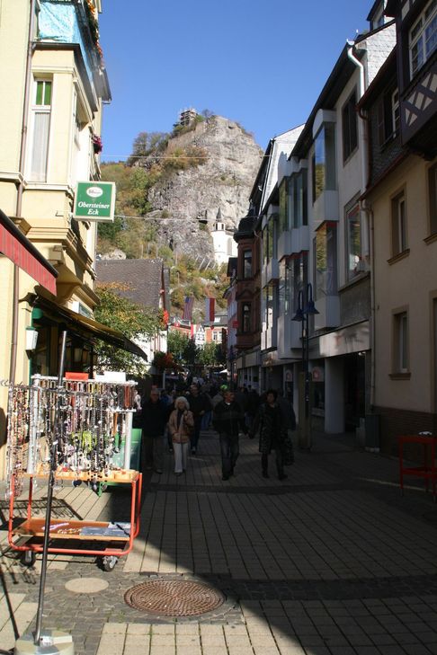 Das altehrwürdige Modehaus Treibs (hinten rechts) wird dem Erdboden gleich gemacht.