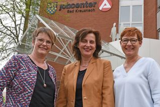 Die drei Beauftragten für Chancengleichheit am Arbeitsmarkt in den Jobcentern Birkenfeld, Bad Kreuznach und Rhein-Hunsrück: (v. l.) Sabine Rektenwald, Anke Altmayer und Susanne Stein.           Foto: N. Krupp