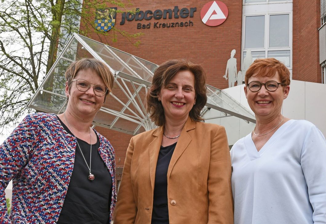 Die drei Beauftragten für Chancengleichheit am Arbeitsmarkt in den Jobcentern Birkenfeld, Bad Kreuznach und Rhein-Hunsrück: (v. l.) Sabine Rektenwald, Anke Altmayer und Susanne Stein.           Foto: N. Krupp