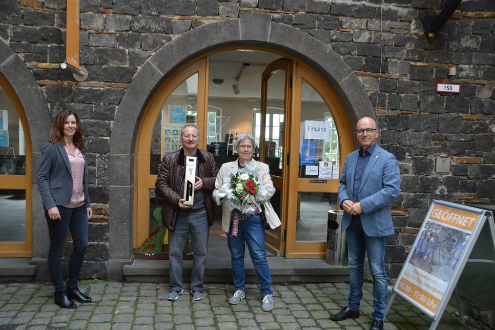 Museumsdirektorin Alina Wilbert-Rosenbaum (links) und Oberbürgermeister Dirk Meid (rechts) freuten sich über den Besuch des Ehepaars Kanngießer.