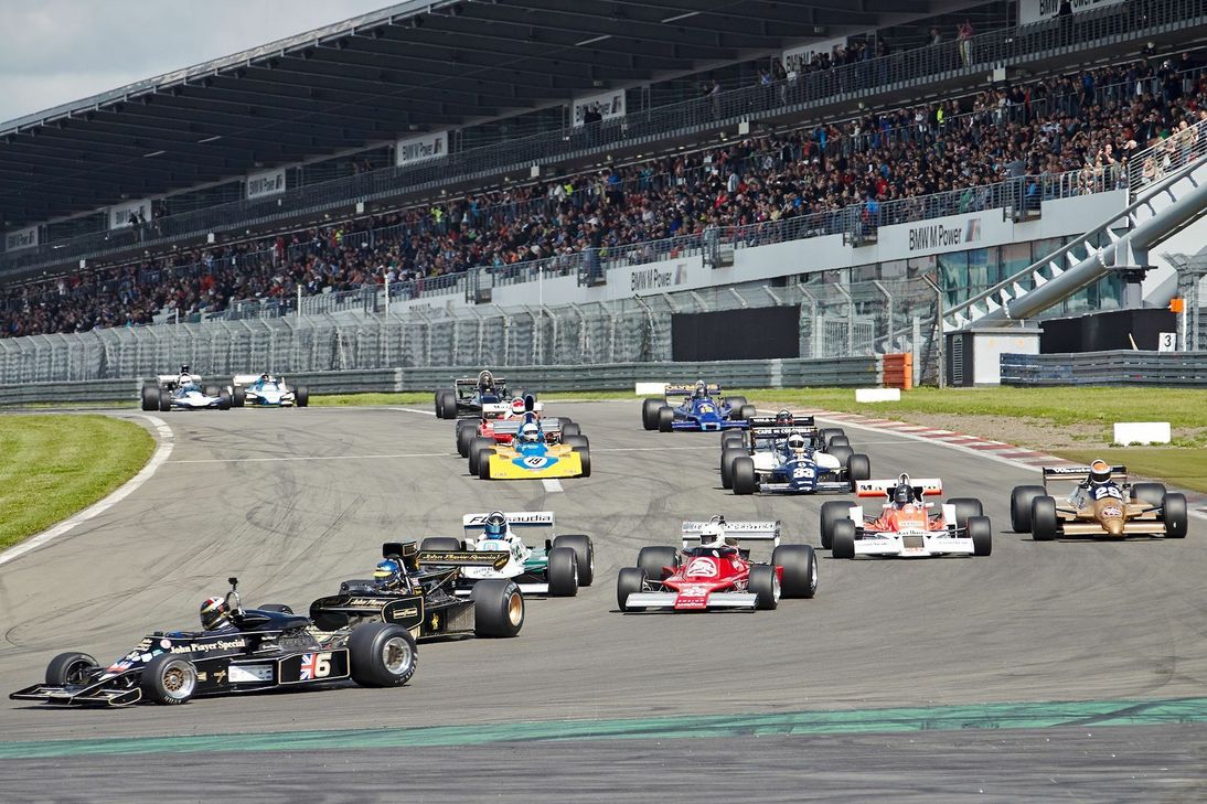 Fast genau so schnell wie vor 30 oder 40 Jahren: Historische Formel-1-Boliden sind am Wochenende beim Oldtimer-Grand-Prix am Ring zu Gast. Foto: AvD