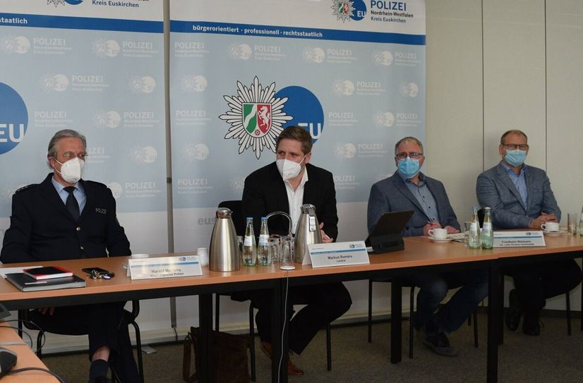 Gemeinsam mit Harald Mertens (li., Abteilungsleiter Kreispolizeibehörde), Landrat  Markus Ramers (2.v.li.) und Uwe Fährmann (re., Leiter Führungsstelle Kriminalität) stellte Friedhelm Weimann (2.v.re., stellvertretender Leiter der Direktion Kriminalität) die Kriminalstatistik für das Jahr 2021 vor.