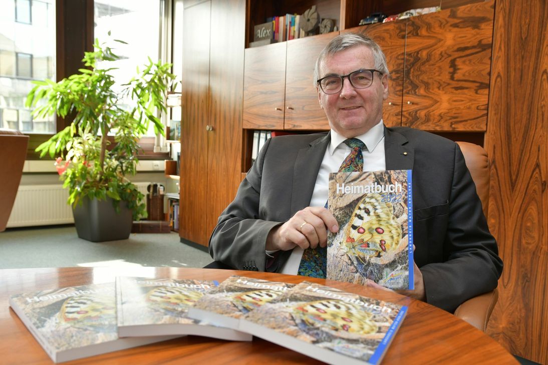 Landrat Dr. Alexander Saftig mit dem ersten druckfrischen Exemplar des Heimatbuches 2022. Foto: Kreisverwaltung
