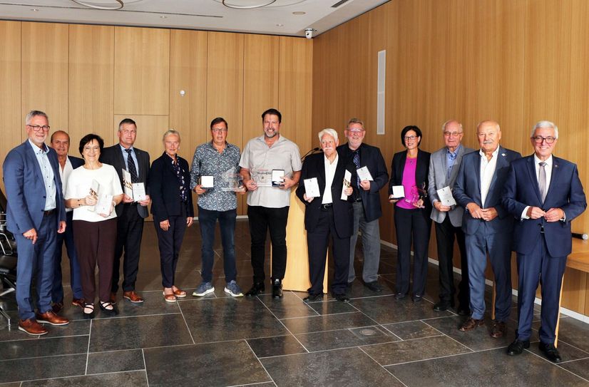 Innenminister Roger Lewentz mit den Geehrten.