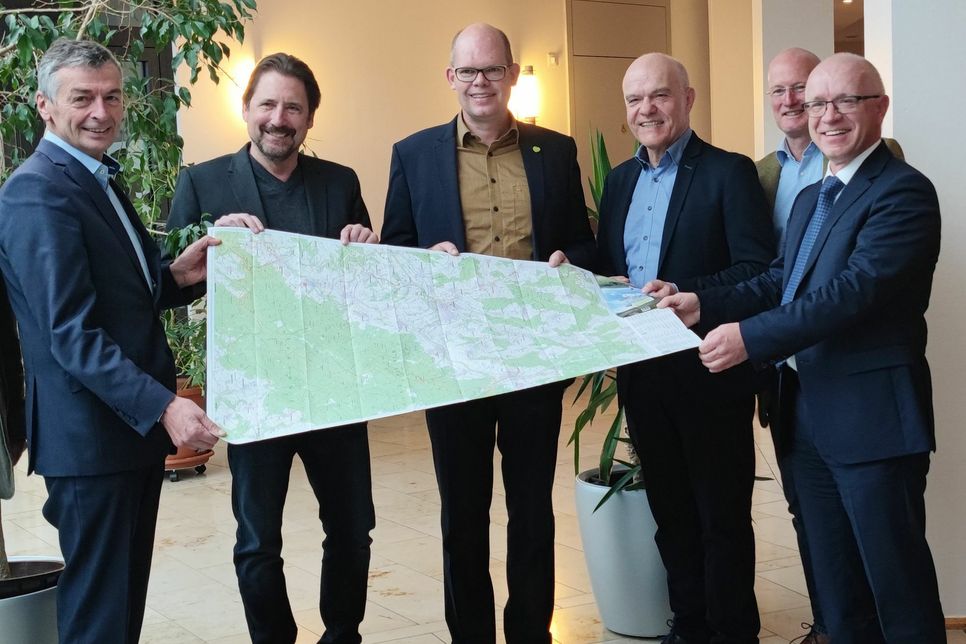 Präsentieren das gemeinsame Projekt: Die vier VG-Bürgermeister (v.l.) Michael Boos (Simmern-Rheinböllen), Peter Unkel (Hunsrück-Mittelrhein), Christian Keimer (Kastellaun) und Harald Rosenbaum (Kirchberg) sowie der Bürgermeister der Stadt Boppard, Jörg Haseneier (re.).