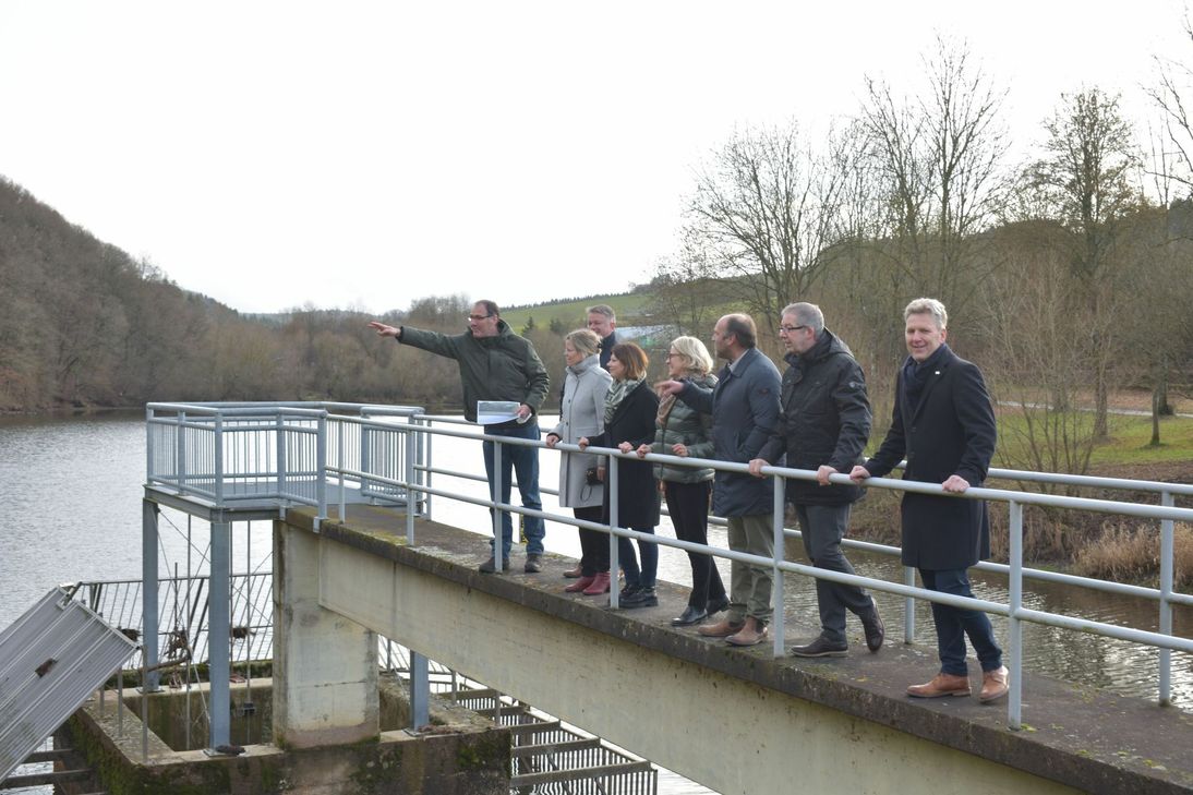 Machten sich ein Bild vom Stausee der Wirft in Stadtkyll: Edgar Steffes (v.l.), Julia Gieseking, Gordon Schnieder, Nicole Steingaß, Astrid Schmitt, Marco Weber, Harald Schmitz und Hans-Peter Böffgen. Foto: Mager