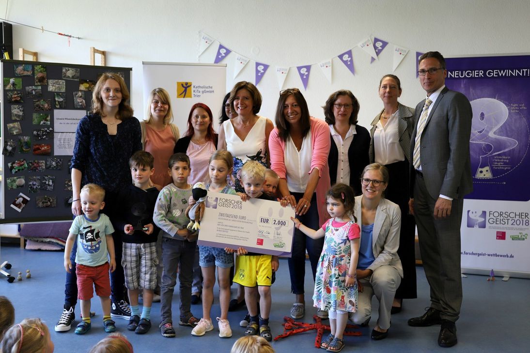 Malu Dreyer bei der Preisübergabe. Sie ermutigte besonders die Mädchen, auch weiterhin ihrem Forschergeist nachzugehen. Foto: FF