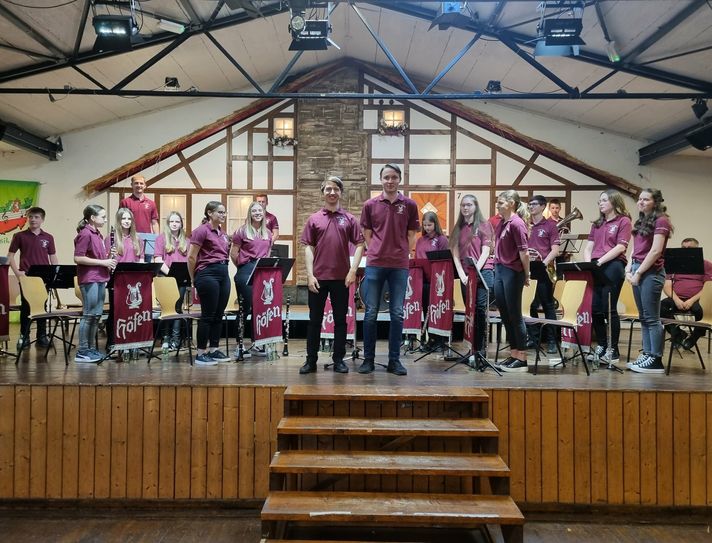 25 Kinder und Jugendliche beim Jugendkonzert der Lyra Höfen. Foto: Gerd Förster