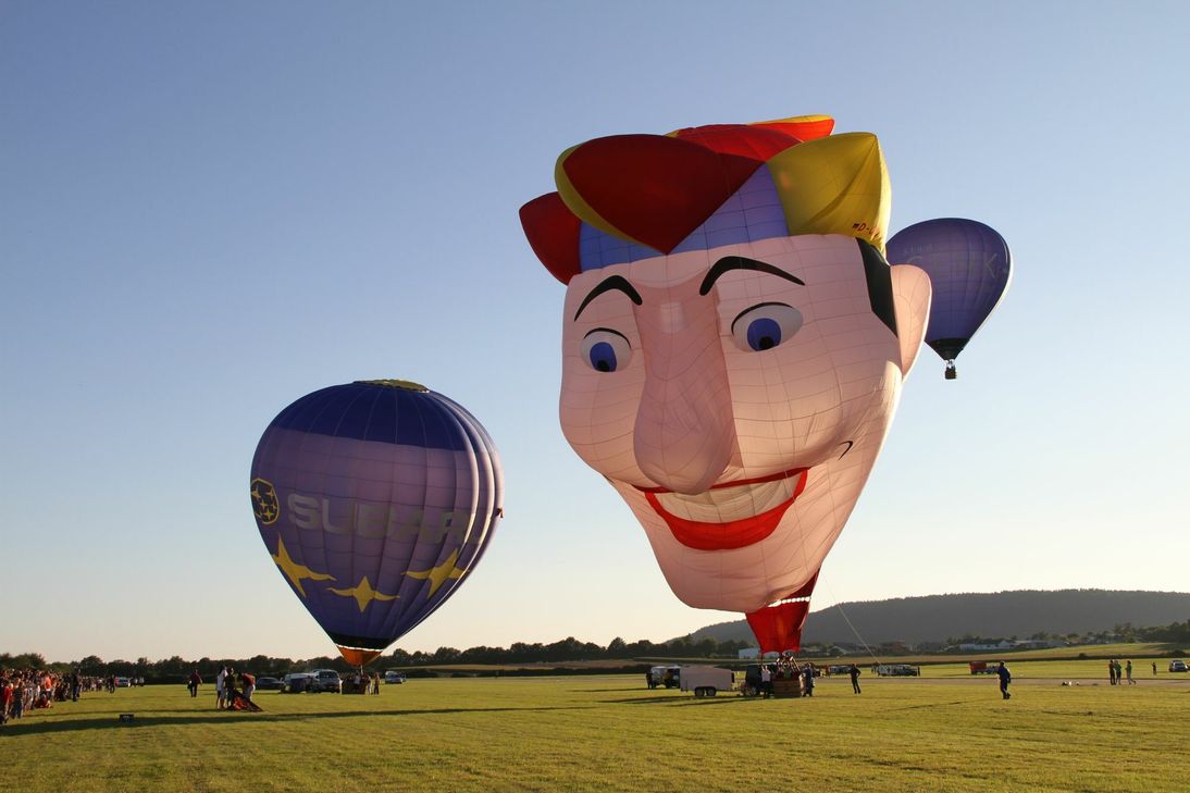 Die MoselBallonFiesta am Freitag, 17., und Samstag, 18. August, bietet bei freiem Eintritt auf dem Flugplatz Föhren ein buntes Rahmenprogramm mit jeder Menge Spiel und Spaß für Groß und Klein. Infos unter www.moselballonfiesta.de. Foto: Archiv