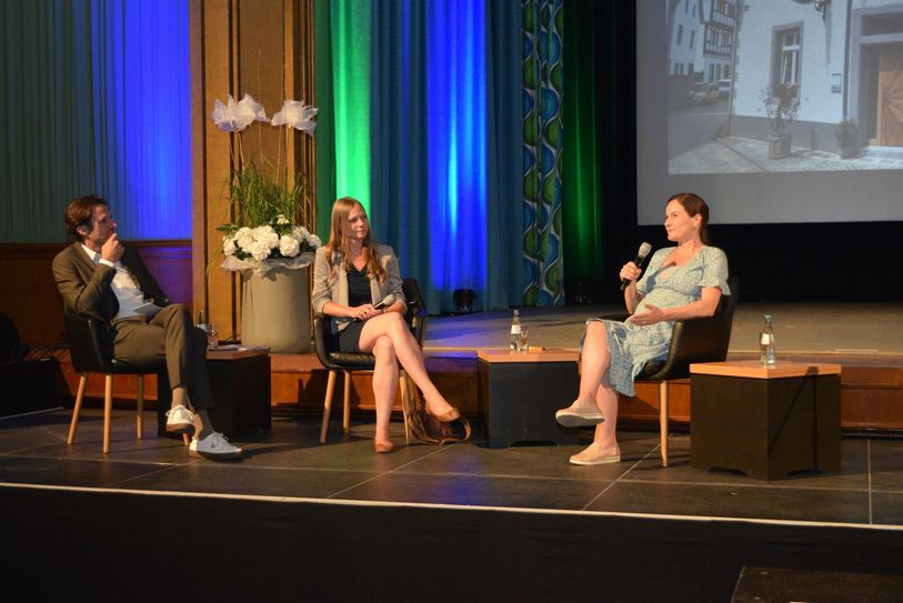 Zu einer weiteren Talkrunde begrüßte Moderator Tittelbach Marielle Haep, Hoteldirektorin des Boutique Hotels Marielle (re.) in Bad Münstereifel und Verena Andree-Schwarz (Mitte), Geschäftsführerin  des Gemünder Unternehmens KTW-Verpackungen.