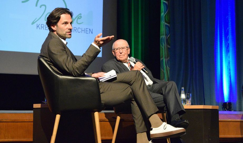 Oberkreisdirektor a. D. Dr. Karl-Heinz Decker (re.) im Gespräch mit Moderator Sebastian Tittelbach.