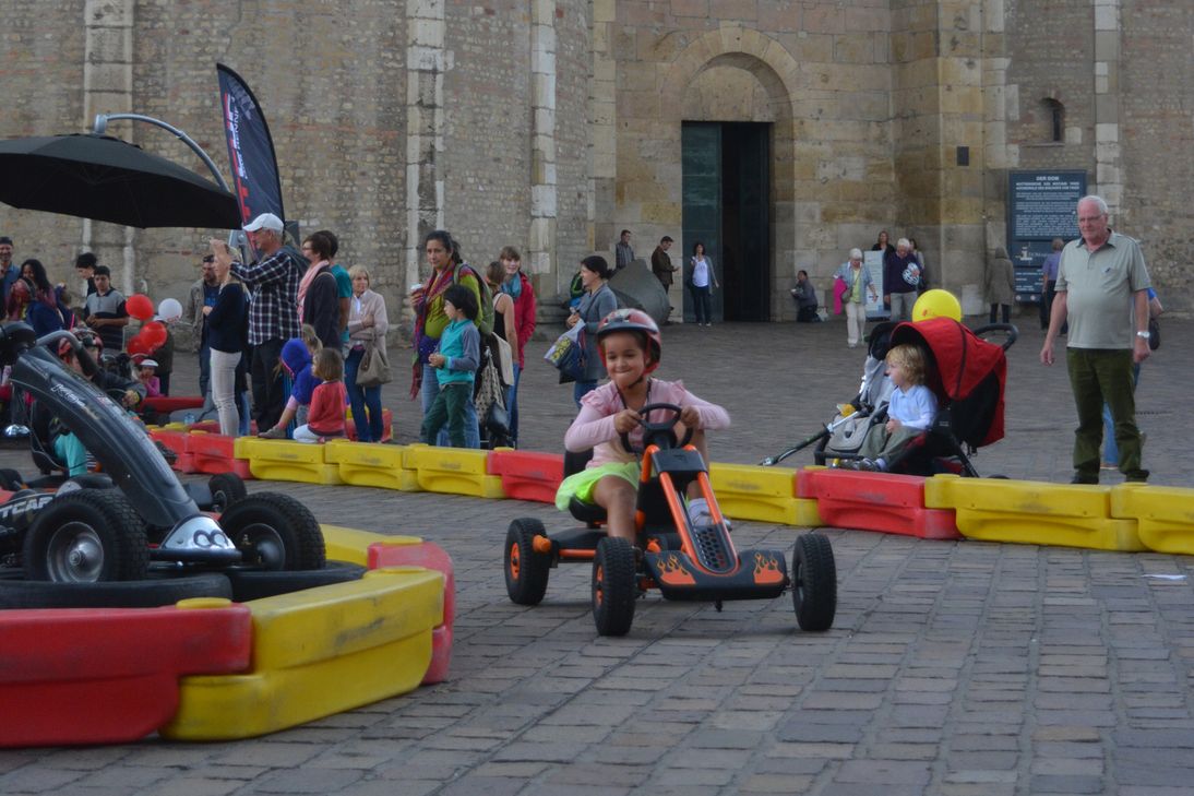 Auf dem fast 200 Meter langen Kettcup-Rennparcours am Domfreihof können kleine Flitzer ihre Fahrkünste unter Beweis stellen. Fotos: Archiv