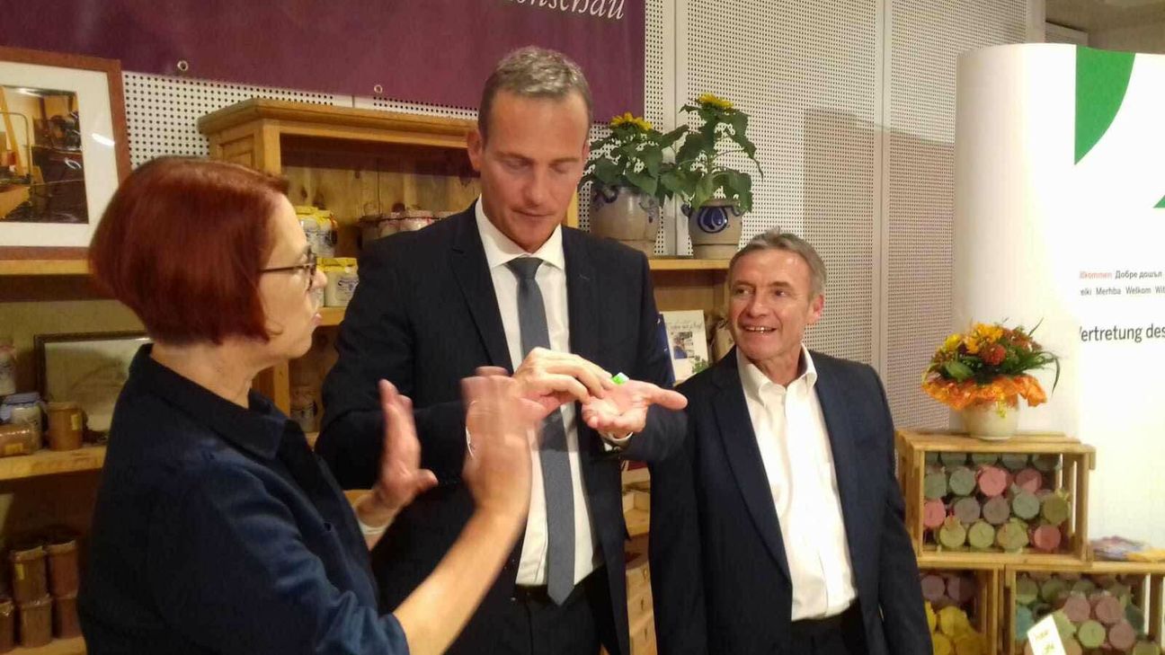 Oliver Paasch, Ministerpräsidenten der deutschsprachigen Gemeinschaft Ostbelgiens, war am Stand von Genussbotschafterin Ruth Breuer (l.) zu Gast.