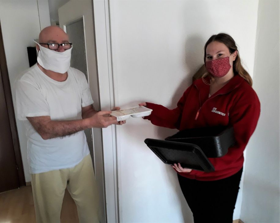 Der 67-jährige Karl-Heinz Kolb gehört zu einer Corona-Risikogruppe und hat Angst zu erkranken: "Für den Fall, dass ich das Haus doch einmal verlassen muss, habe ich mir extra eine Maske gemacht. Aber dank den Essens-Besuchen der Johanniter bin ich ja nun versorgt." Foto: Johanniter/Regina Lüders