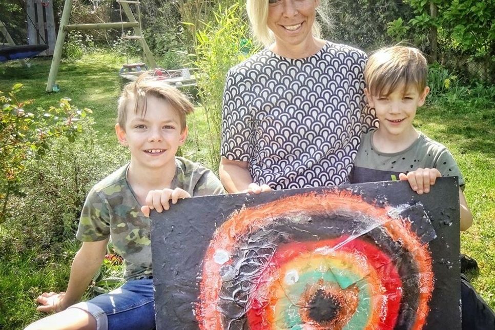 Die Bad Bodendorfer Künstlerin Stefanie Manhillen, hier mit ihren Kindern beim kreativen Kunstworkshop zu Hause, hat die Video-Aktion zusammen mit dem HoT initiiert. Foto: privat