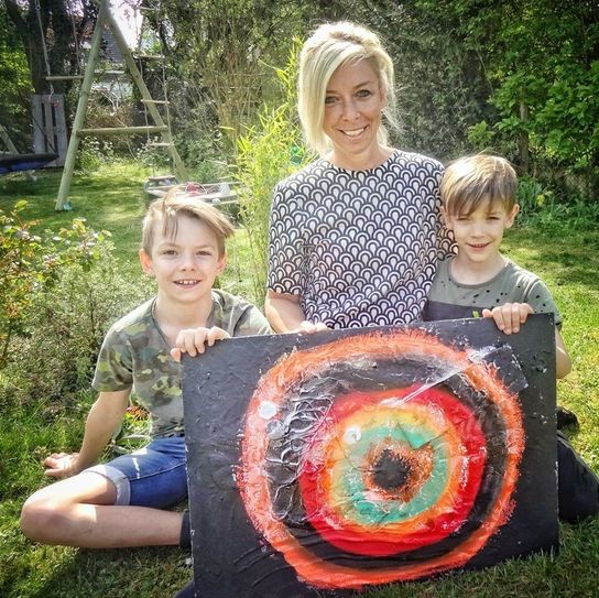 Die Bad Bodendorfer Künstlerin Stefanie Manhillen, hier mit ihren Kindern beim kreativen Kunstworkshop zu Hause, hat die Video-Aktion zusammen mit dem HoT initiiert. Foto: privat
