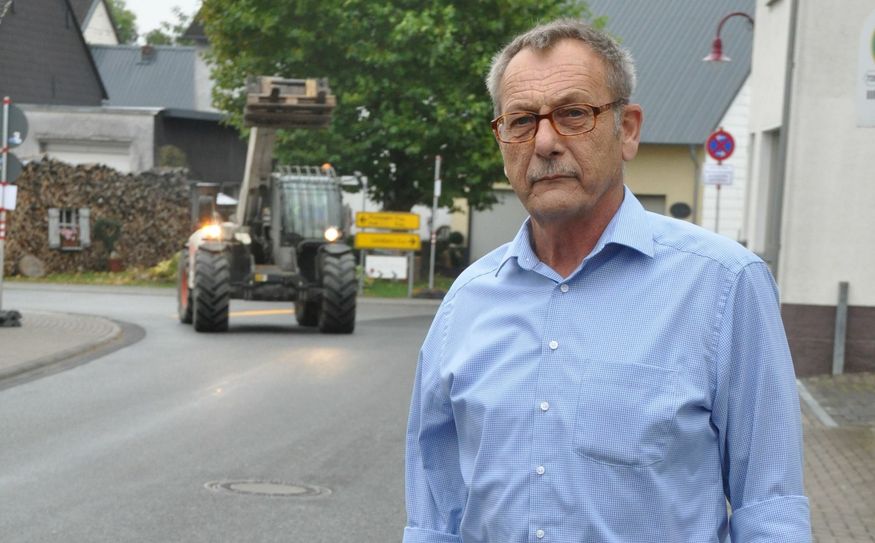 Der Illericher Ortsbürgermeister Helmut Braunschädel an der Umleitungsstrecke durch seine Gemeinde.