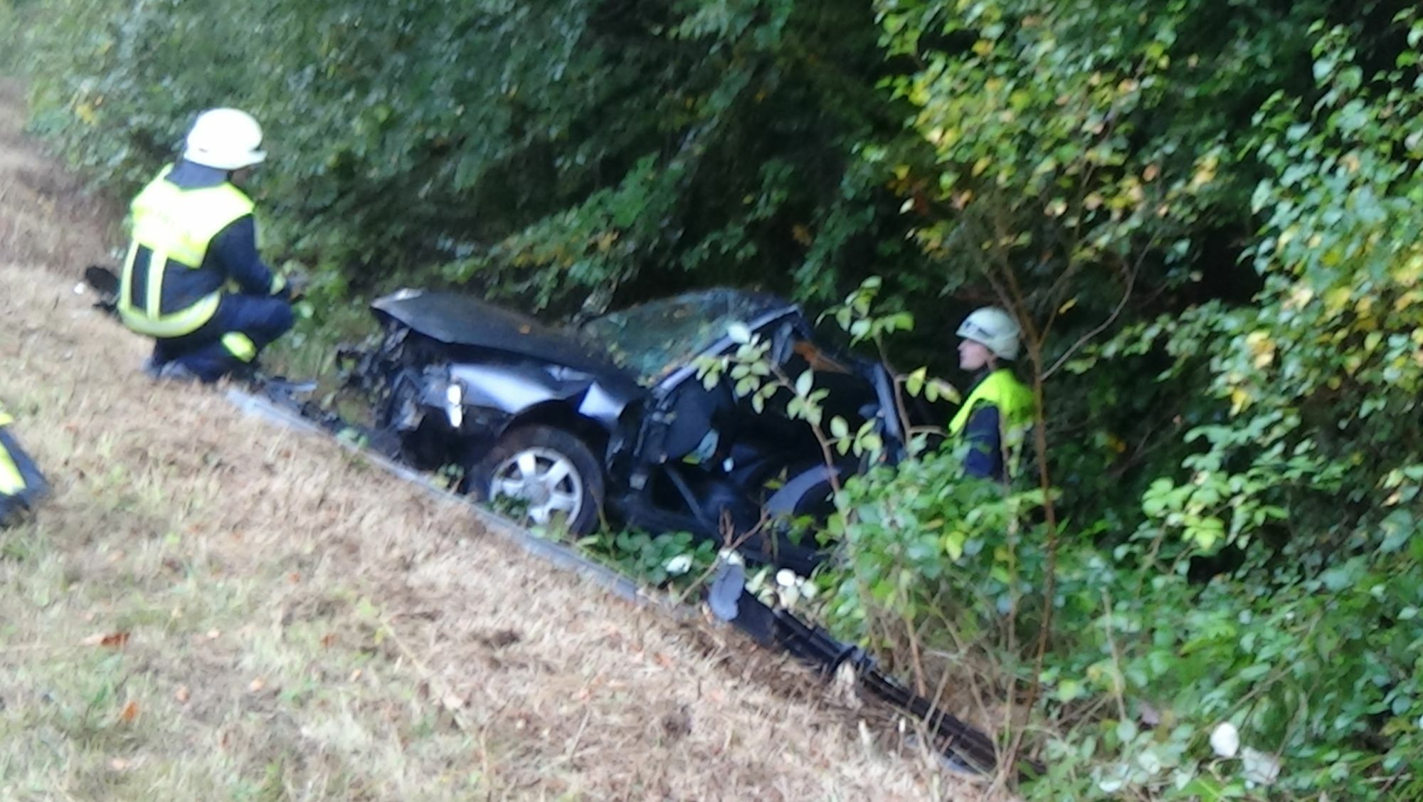 Am Sonntagabend gegen 17.30 Uhr kam es auf der L 166 zwischen Neuhütten (Kreis Trier- Saarburg) und dem saarländischen Otzenhausen zu einem schweren Verkehrsunfall. Ein Auto kam aus bislang ungeklärten Gründen von der Fahrbahn ab und prallte frontal in einer Böschung gegen einen Baum. Fotos: Siko