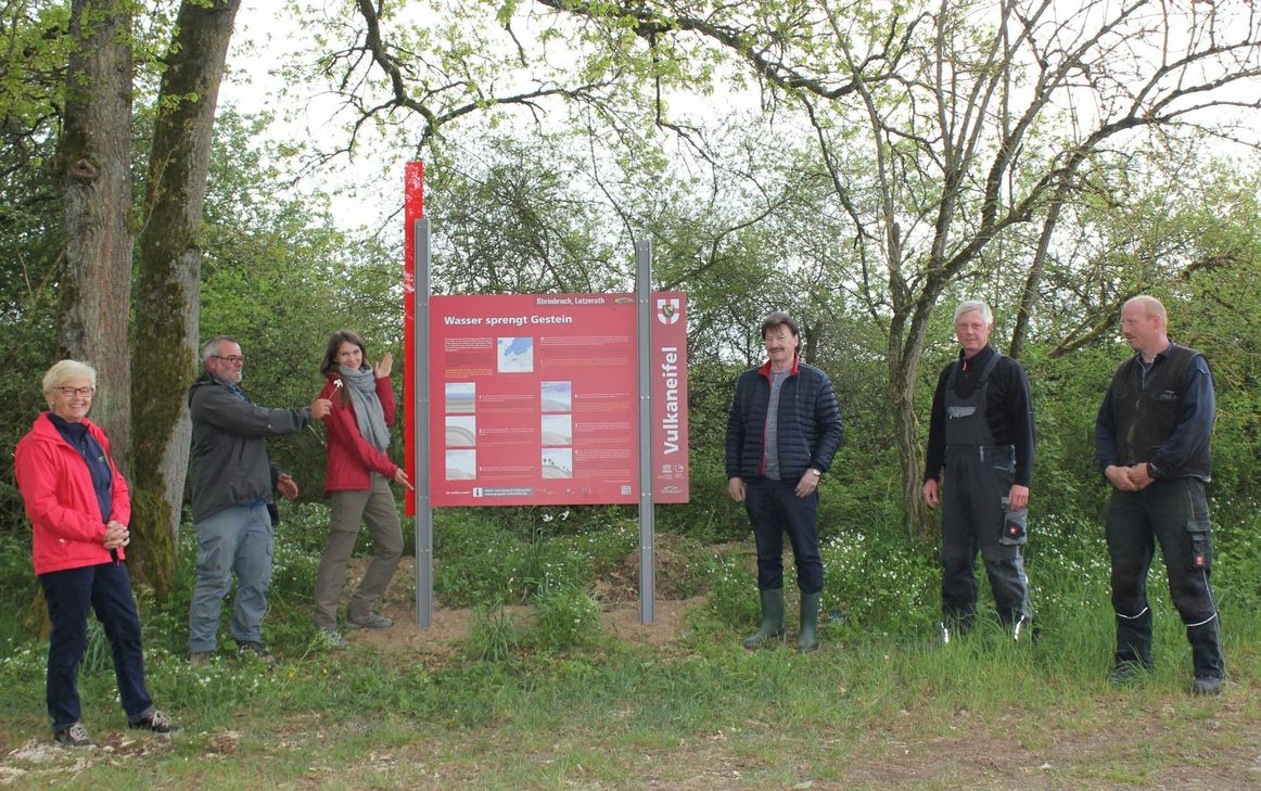 Von links: Rowitha Lescher, Touristinformation Lutzerath, Prof. Gösta Hoffmann und Sabine Kummer, Institut für Geowissenschaften an der Universität Bonn, und Ortsbürgermeister Günter Welter mit seinen zwei Gemeindearbeitern übergaben die neue Infotafel.