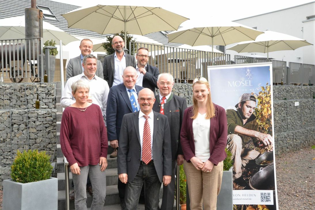 An den Gesichtern der Verantwortlichen des Vorstandes des Moselwein e.V. erkennt man, wie gut die diesjährige Weinernte war: Von links: Stefanie Vornhecke,  Henning Seibert, Mosel-Weinkönigin Laura Gerhardt, Thomas Ludwig, Gerd Knebel, Adolf Schmitt, Matthias Walter, Andreas Barth sowie Ansgar Schmitz.