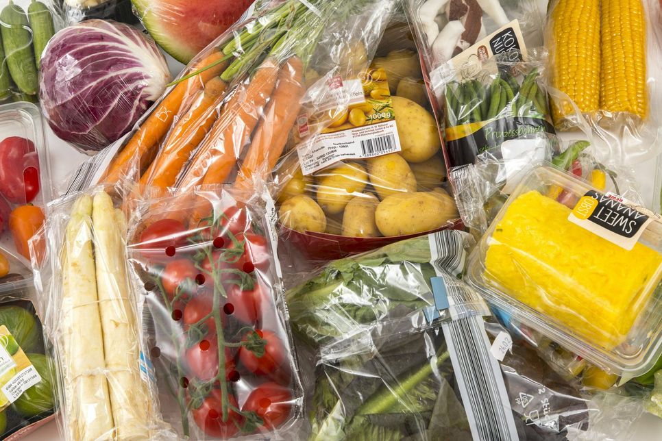 Nachdem die Plastiktüten aus den meisten Märkten verschwunden sind, stehen jetzt u.a. die Verpackungen von Obst und Gemüse auf dem Prüfstand.  Themenbild: imago/Jochen Tack