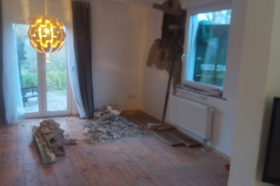 Ein Lkw-Anhänger hat in Hillesheim erheblichen Schaden an einem Haus angerichtet. Bewohner Mario Zimmer hat dem WochenSpiegel seine Fotos zur Verfügung gestellt. Fotos: Mario Zimmer