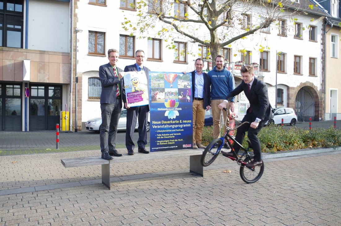 Bei der Vorstellung des Programms zeigte Johannes Schmadtke (r.) für Christoph M. Hartmann (v.l.), Ulf Hürtgen, Thomas Hellingrath und Simon Reiniger schon einmal ein paar Sprünge auf dem Rad. Foto: Mager