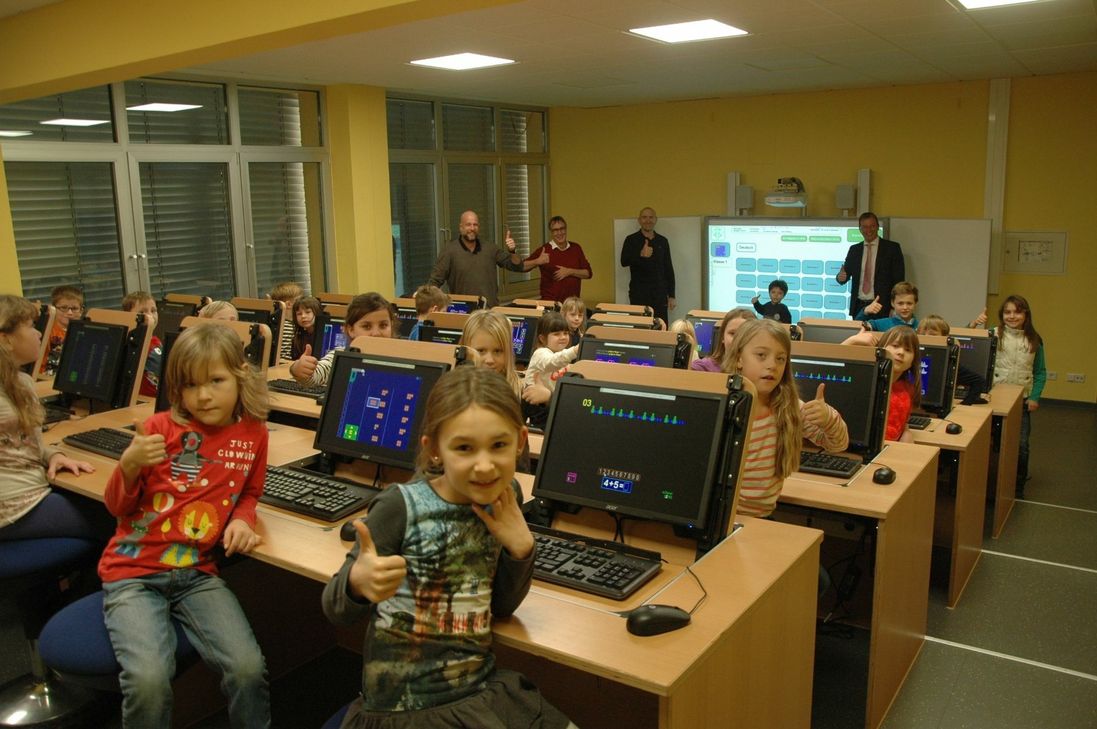 Große Freude und gespannte Aufmerksamkeit herrschte unter den Erstklässlern der Pfarrer-Bechtel-Grundschule in Mendig bei der Übergabe des neuen Computerlabors. VG-Bürgermeister Jörg Lempertz freute  sich mit (von links) Konrektor Daniel Busch, Fachbereichsleiter Otmar Schüller und Rektor Matthias Jaklen über die neue Technik in der Grundschule.