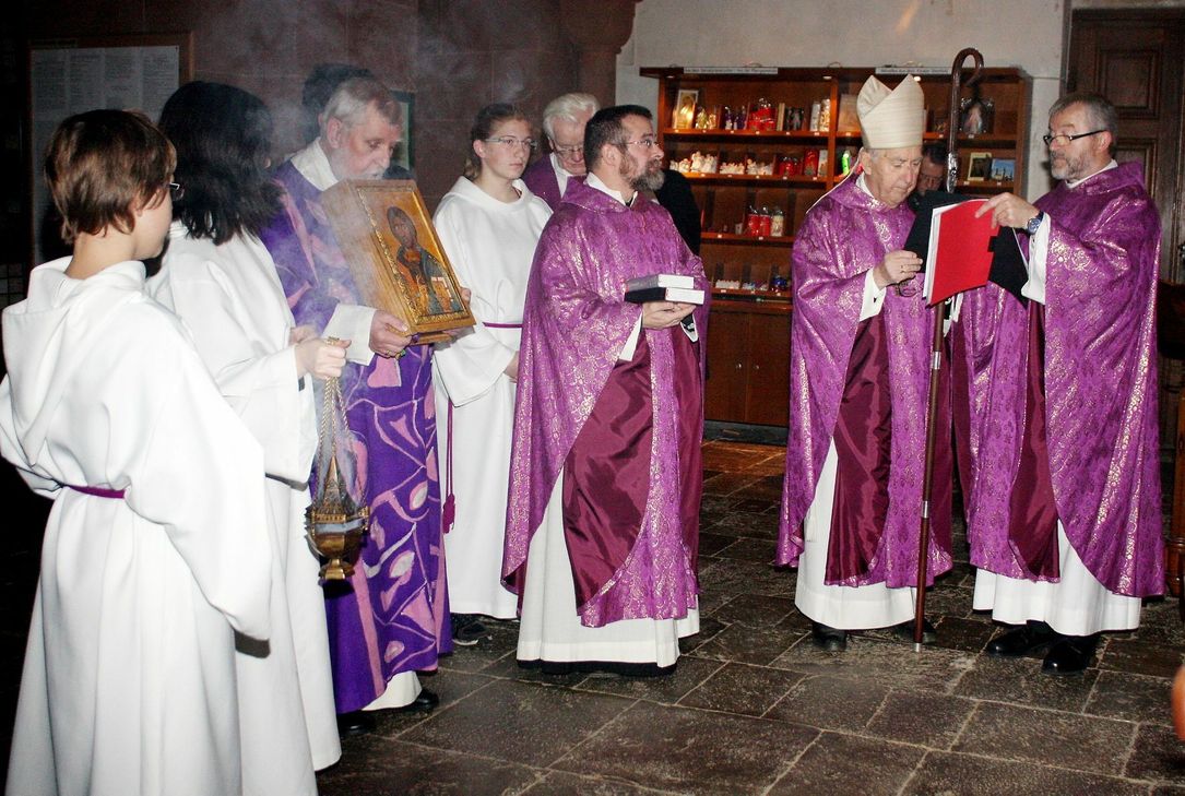 Weihbischof Karl Reger aus Aachen (links) und Pater Wieslaw Kaczor vom Orden der Salvatorianer zu Steinfeld und gleichzeitig Leiter der Gemeinschaft der Gemeinden Heiliger Hermann Josef Steinfeld sprachen zusammen ein Gebet. Fotos: Steffi Tucholke/pp/Agentur ProfiPress