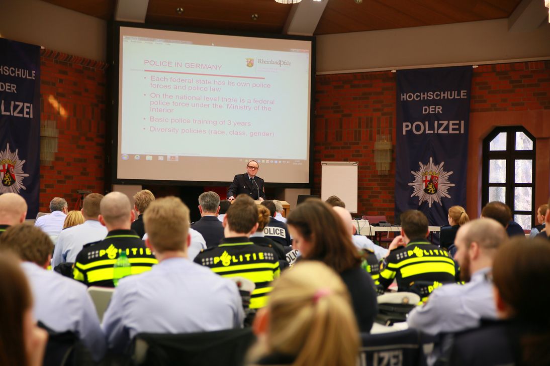 Polizeibeamte aus zehn verschiedenen Ländern trafen sich zum internationalen Austausch an der Hochschule der Polizei am Campus Hahn.