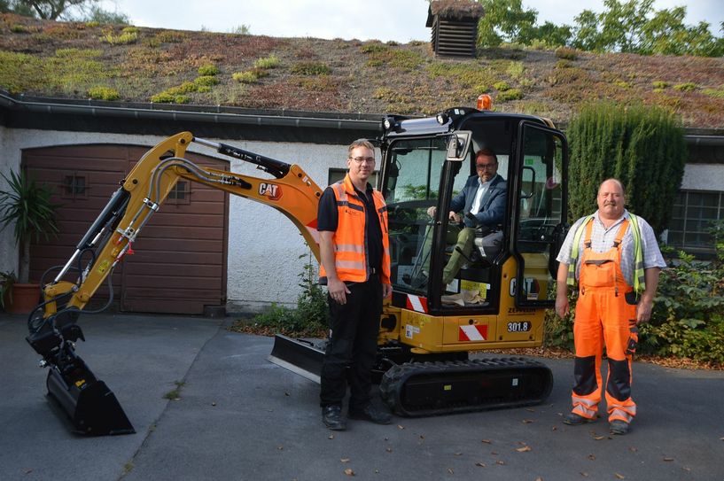 Bei der Baggerübergabe: Wolfgang Saur, OB Wolfgang Treis und Ralf Romahn  (v. l.). Foto: Jacqueline Blang/Stadt Mayen
