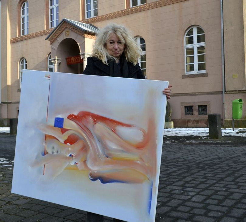 Die Bilder sind gepackt, der Auszug läuft - mit Bedauern verabschiedet sich die Schleidener Künstlerin aus ihrem Kulturschock im ehemaligen Schleidener Caritas-Haus. Sie möchte sich künftig mehr auf ihre Malerei konzentrieren. mn-Foto