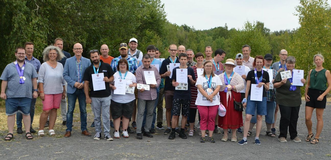 Mayens Oberbürgermeister Dirk Meid gratulierte den erfolgreichen Sportlerinnen und Sportlern der Caritas-Werkstätten.                 Foto: Jacqueline Blang/Stadt Mayen
