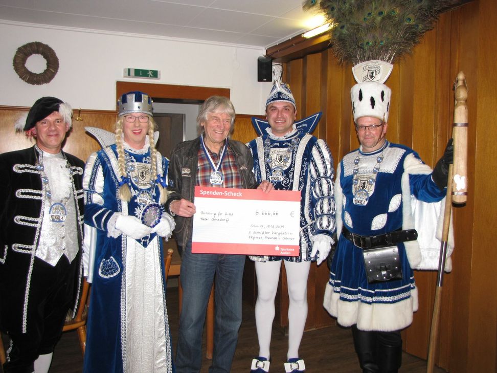Peter Borsdorff nahm dankbar die Spende des Schmidter Viergestirns an; damit wird er weiterhin unterwegs sein, um beeinträchtigten Kindern eine Freude zu machen. Foto: A. Lauscher