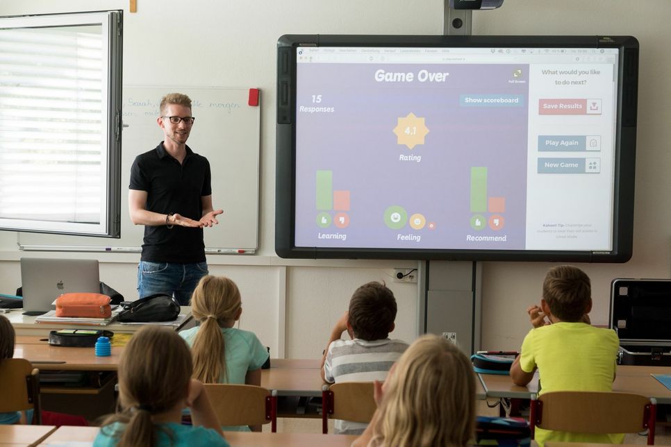 Whiteboard statt Tafel ist nur ein Beispiel für die fortschreitenden Digitalisierung an Schulen. Ohne technische Betreuung wird es in Zukunft nicht gehen. Foto: Pixabay