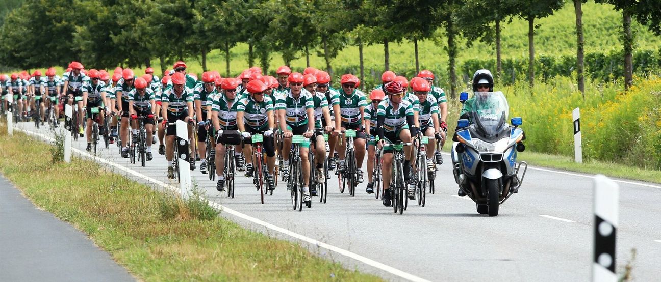 Mit Polizei-Geleit machten sich in den Jahren vor der »Corona-Pause« immer bis zu 120 Radler auf den Weg für den guten Zweck.
