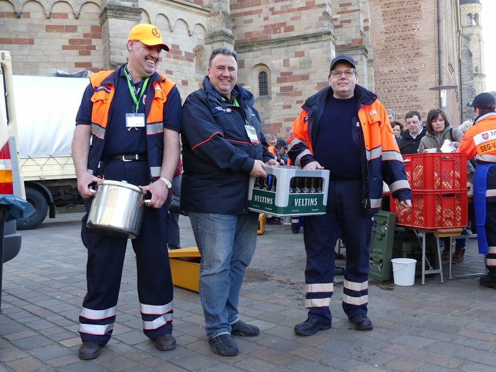 Gregor Ahlke und Thomas Ohm aus Paderborn mit dem Gastgeschenk für Werner Lichtmeß von den Waldracher Maltesern