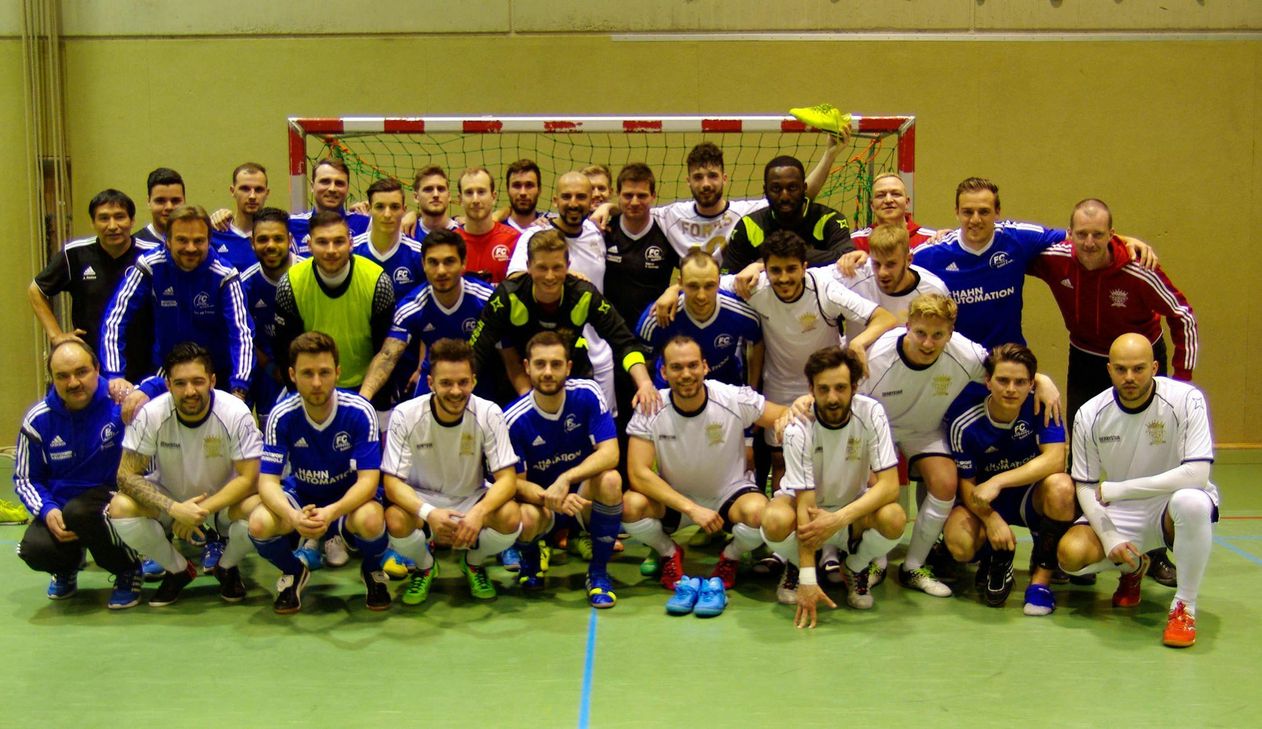 Nach dem Spiel kamen beide Mannschaften mit Trainern und Betreuern zum Gruppenfoto zusammen, was die gute Atmosphäre der Begegnung in der Bopparder Halle deutlich machte. Foto: Arno Boes
