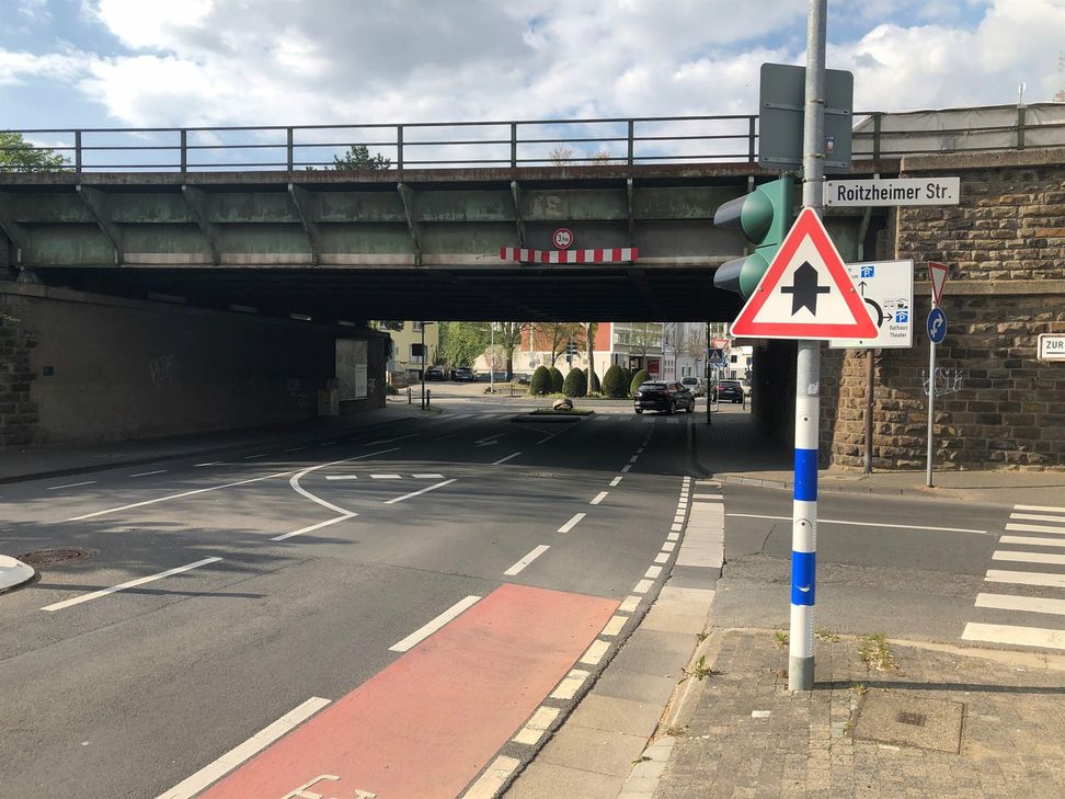 Wie der Stadt Euskirchen mitteilt, muss die Zufahrt von der Münstereifeler Straße in die Roitzheimer Straße infolge eines Anprallschadens an dem Brückenbauwerk der Deutschen Bahn "Münstereifeler Straße" und der damit verbundenen Schadensregulierung vom 25. bis 28. April gesperrt werden.
