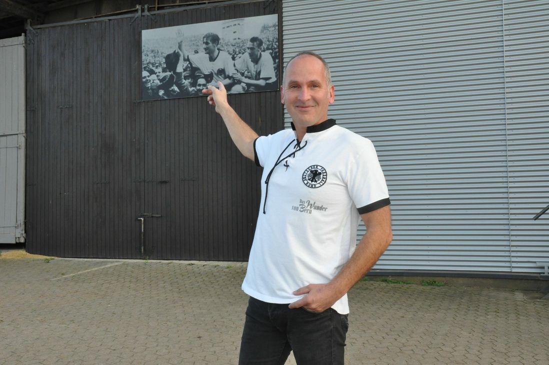 Volker Ackermann hat an einem Hallentor ein großes Poster mit dem Bild von Fritz Walter angebracht.