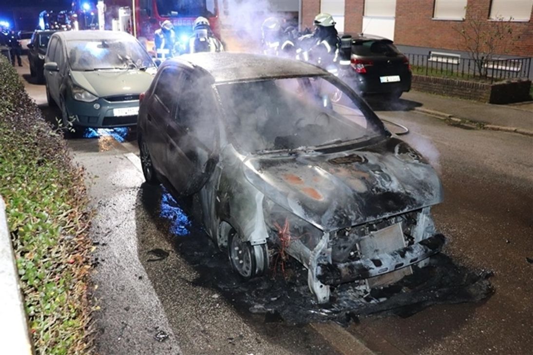 Das Foto zeigt die beiden beschädigten Fahrzeuge. Foto: Polizei