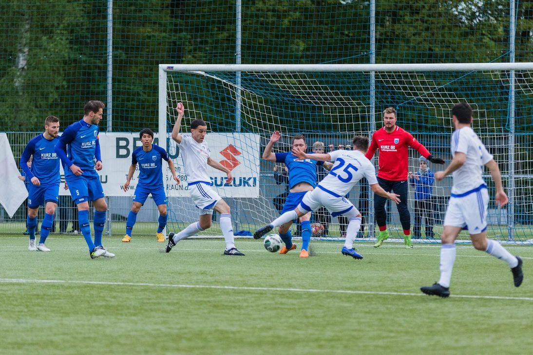 Der TSV Emmelshausen (weiße Trikots) kämpfte im Spiel gegen Mechtersheim um jeden Ball und belohnte sich dafür mit einem 4:1-Sieg. (Foto: Arno Boes)