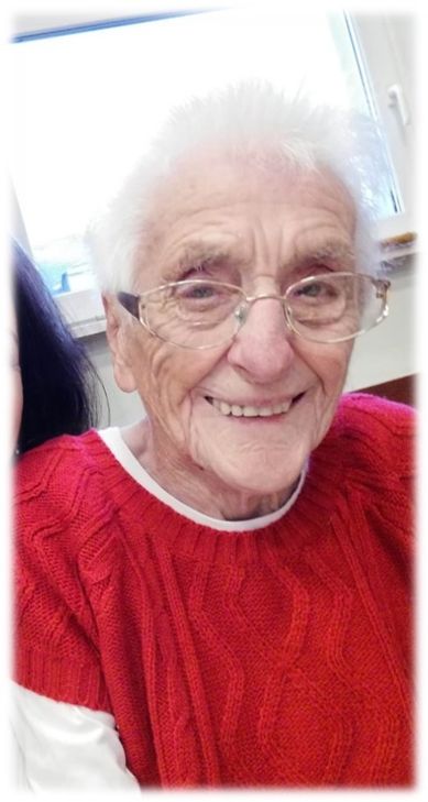 Am 20. November wurde Gertrud Schmitt, auch „Schangen Gertrud“ genannt, stolze 100 Jahre alt. Gertrud ist in Osburg vielen Bürgern bekannt, da sie jahrerlang die Medikamente von der Waldracher Apotheke zugestellt hat. Foto: Familie Schmitt, Bäckerei Blau