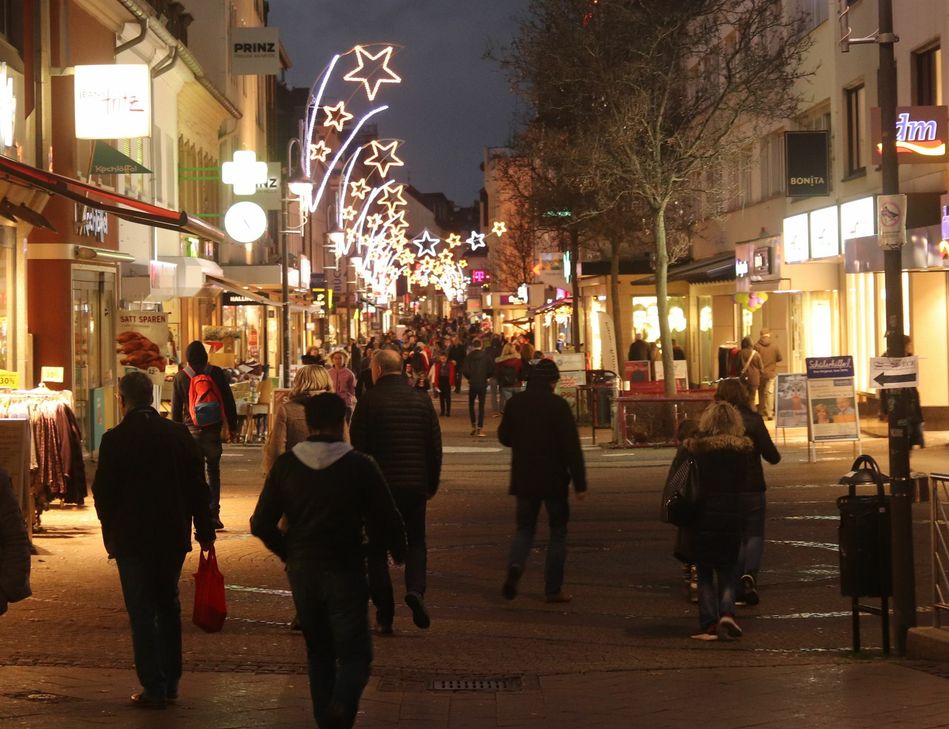Bei der Frage, ob an einem verkaufsoffenen Sonntag mehr Kunden in die Euskirchener Innenstadt kommen, als einem anderen Tag der Woche, gehen die Meinungen auseinander. In dieser Adventszeit wird man es nicht herausfinden können, denn es dürfen keine verkaufsoffenen Sonntage stattfinden. Foto: Archiv/2019