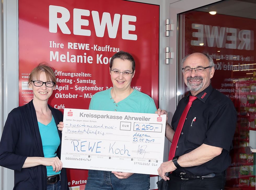 Andrea Thelen (Gewerbeverein) nimmt die Spende von Melanie Koch und Helmut Koch (REWE Koch) im Namen des Vereins für Heimatpflege in Emfpang. Spendenbetrag: 2.250 Euro
