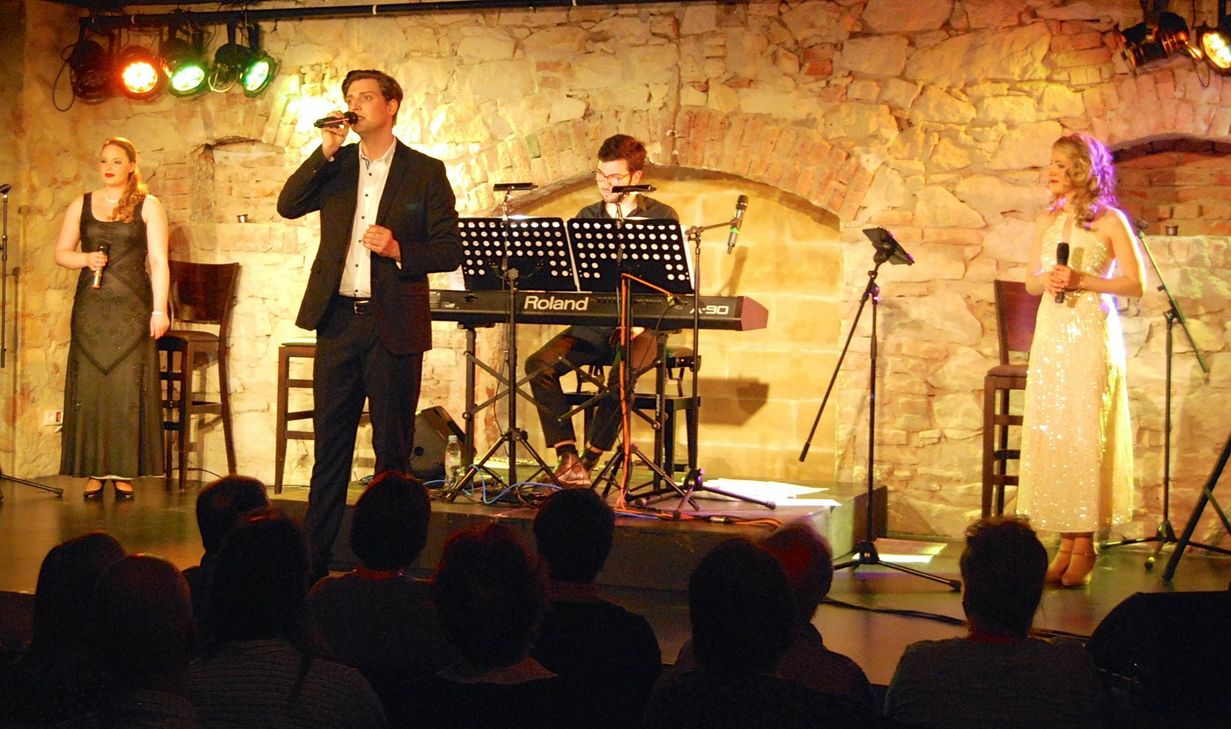 Eva Völl (oben, l.) und ihre Mitstreiter laden zum Konzertabend mit den besten Hits von Udo Jürgens und haben als kleine Überraschung den Chor »Maranatha« (l.) mit im Boot.