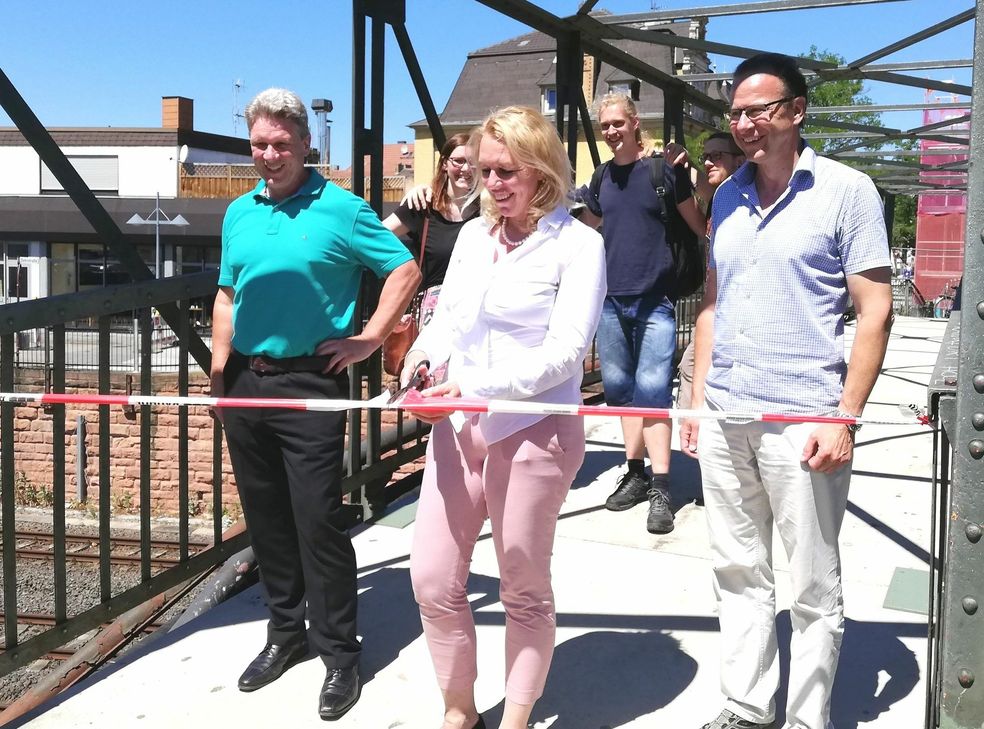 Freuen sich, dass der Löwensteg nun wieder nutzbar ist: OB Dr. Heike Kaster-Meurer, Bauamtsleiter Klaus Christ (l.) und Tiefbau-Abteilungsleiter Hans Sifft eröffnen mit Fußgängern offiziell die ertüchtigte Fußgängerbrücke.