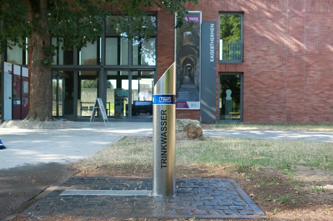 Der Wasserspender im Palastgarten löscht ab sofort den Durst von Besuchern. Foto: SWT